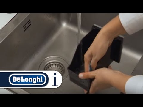 Magnifica S | How to clean the coffee grounds container of your coffee machine